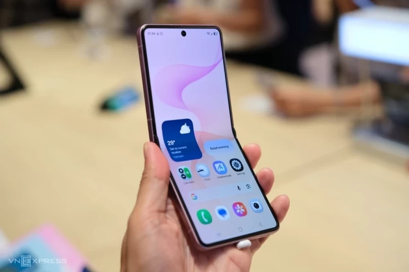 Advantages and disadvantages of different types of foldable phones.